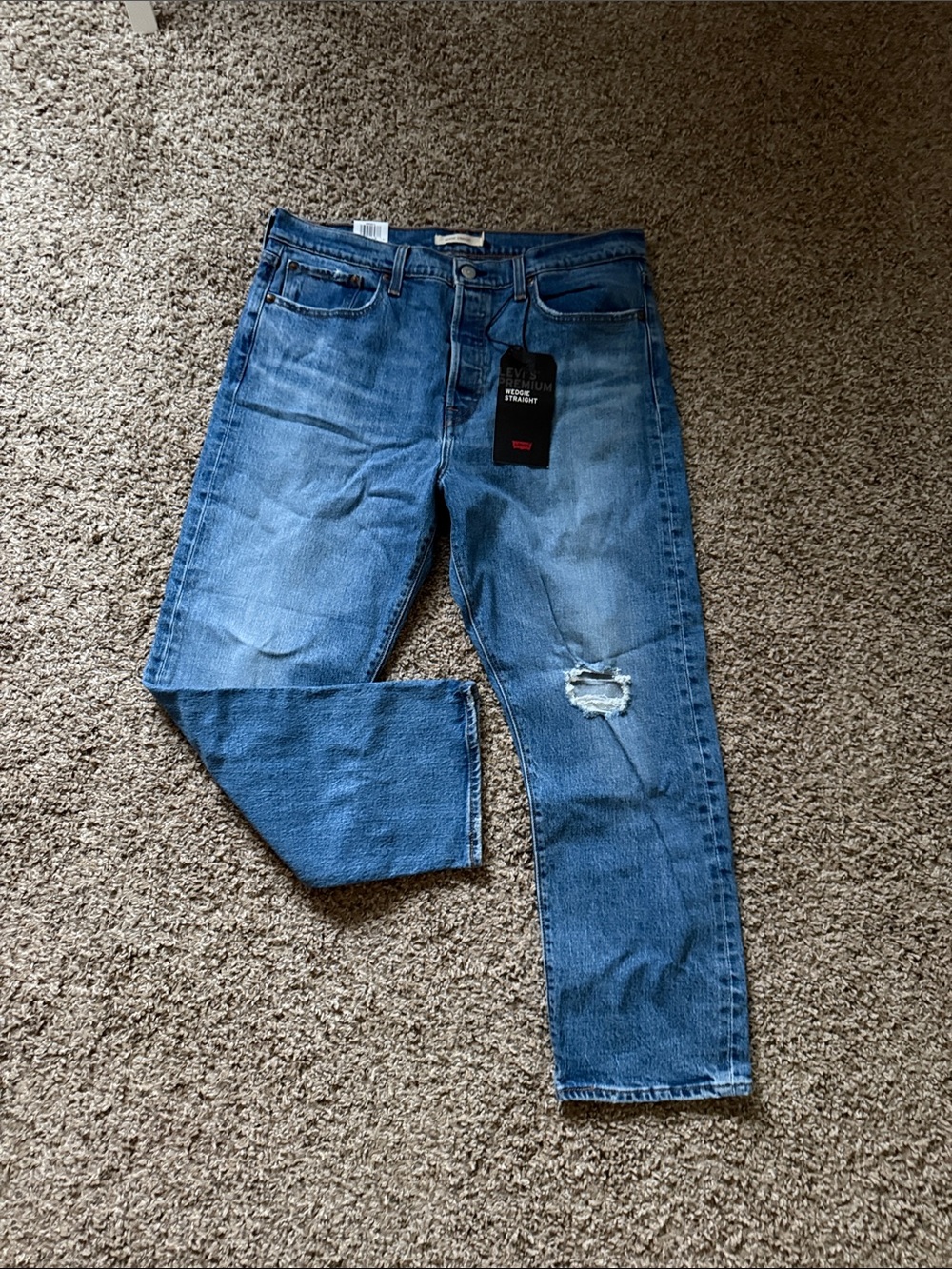 NWT Levi's Wedgie Straight Women's Blue Straight-Leg Jeans with Distressed Knee